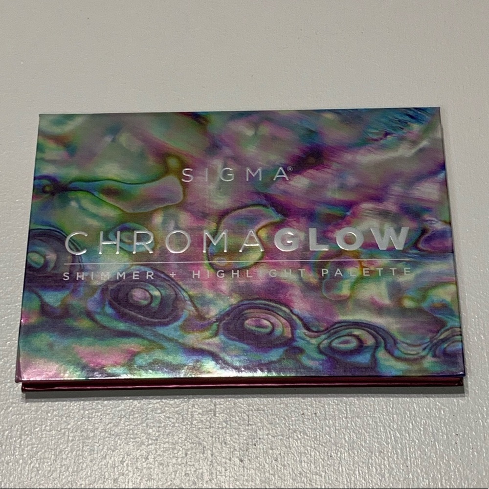 Sigma Chroma Glow shimmer + highlight palette
